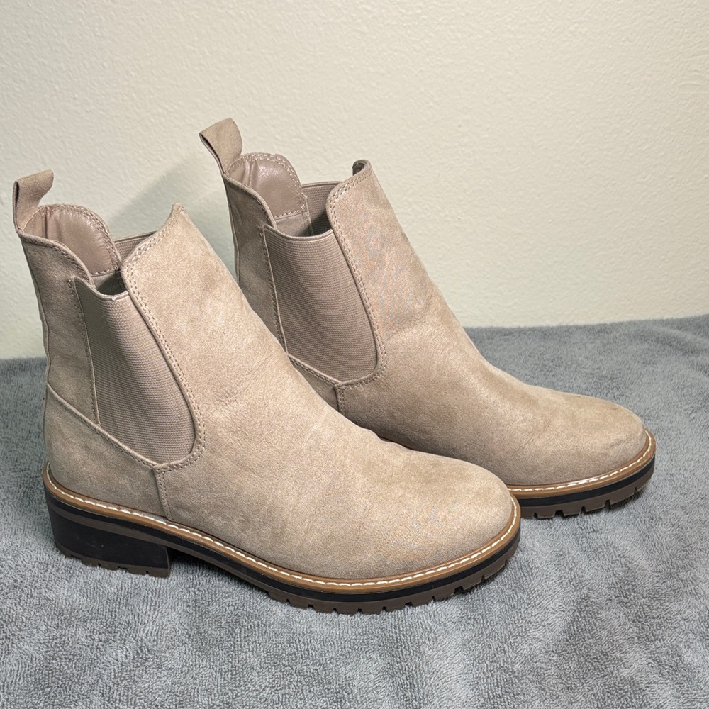 Kensie Beige Chelsea Boots